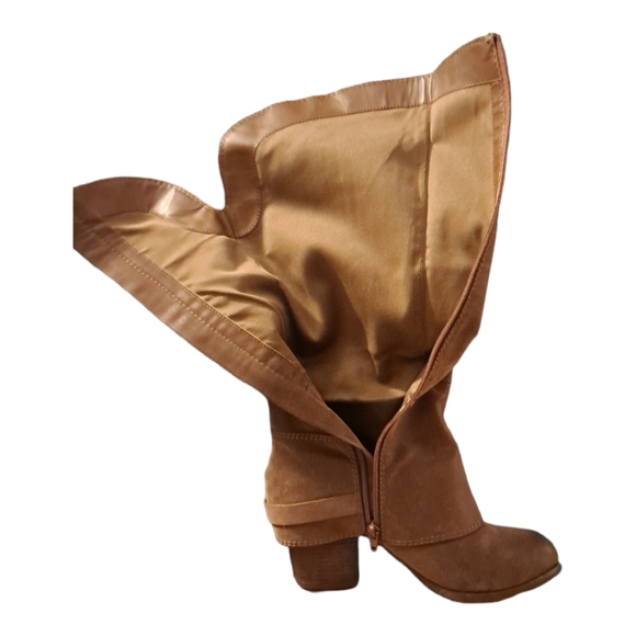 🟩 Tall Faux Leather Boots - 8/8.5 - Picture 5 of 6